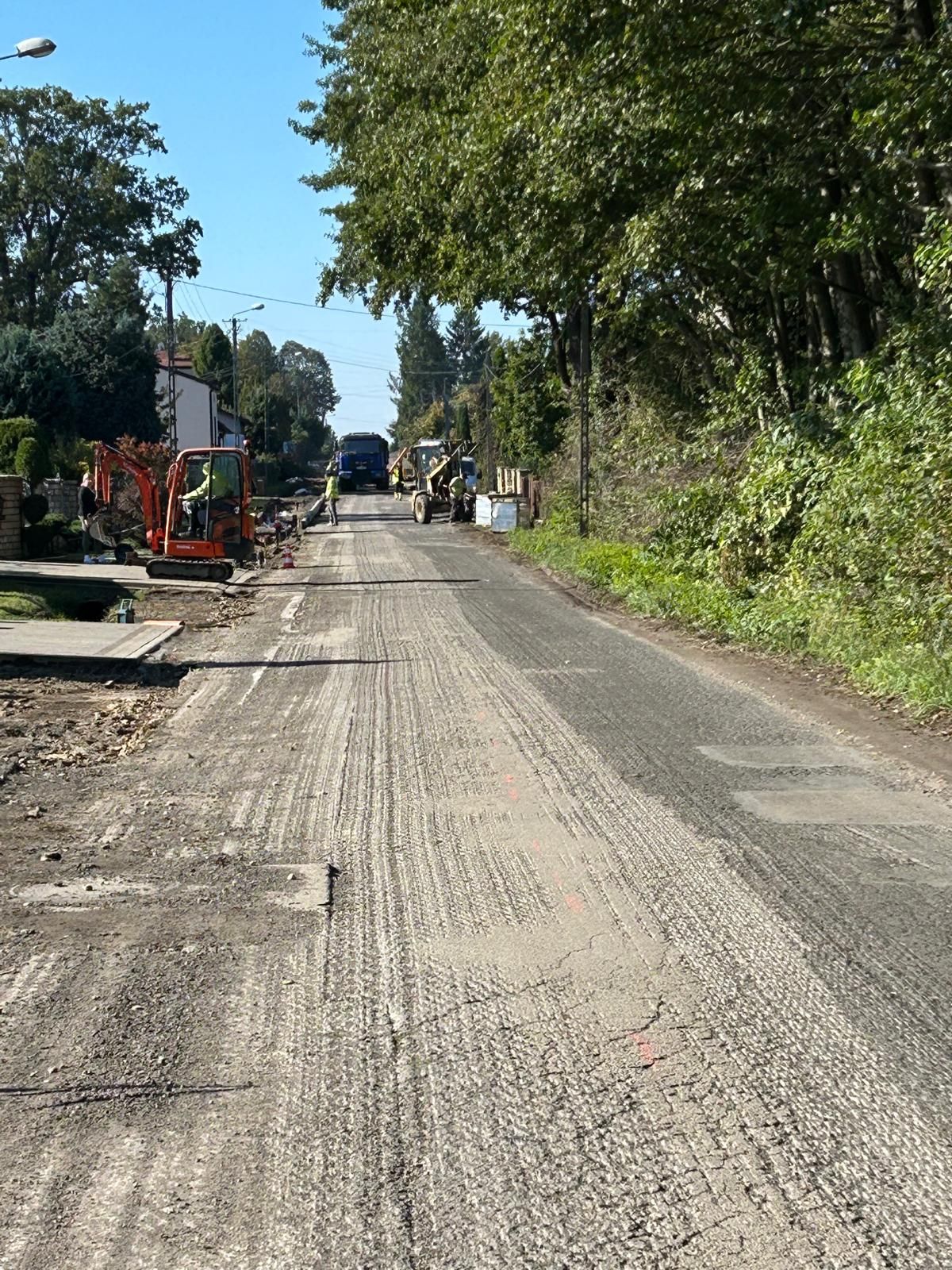 remontowana droga - widok na całą ulicę podczas remontu 