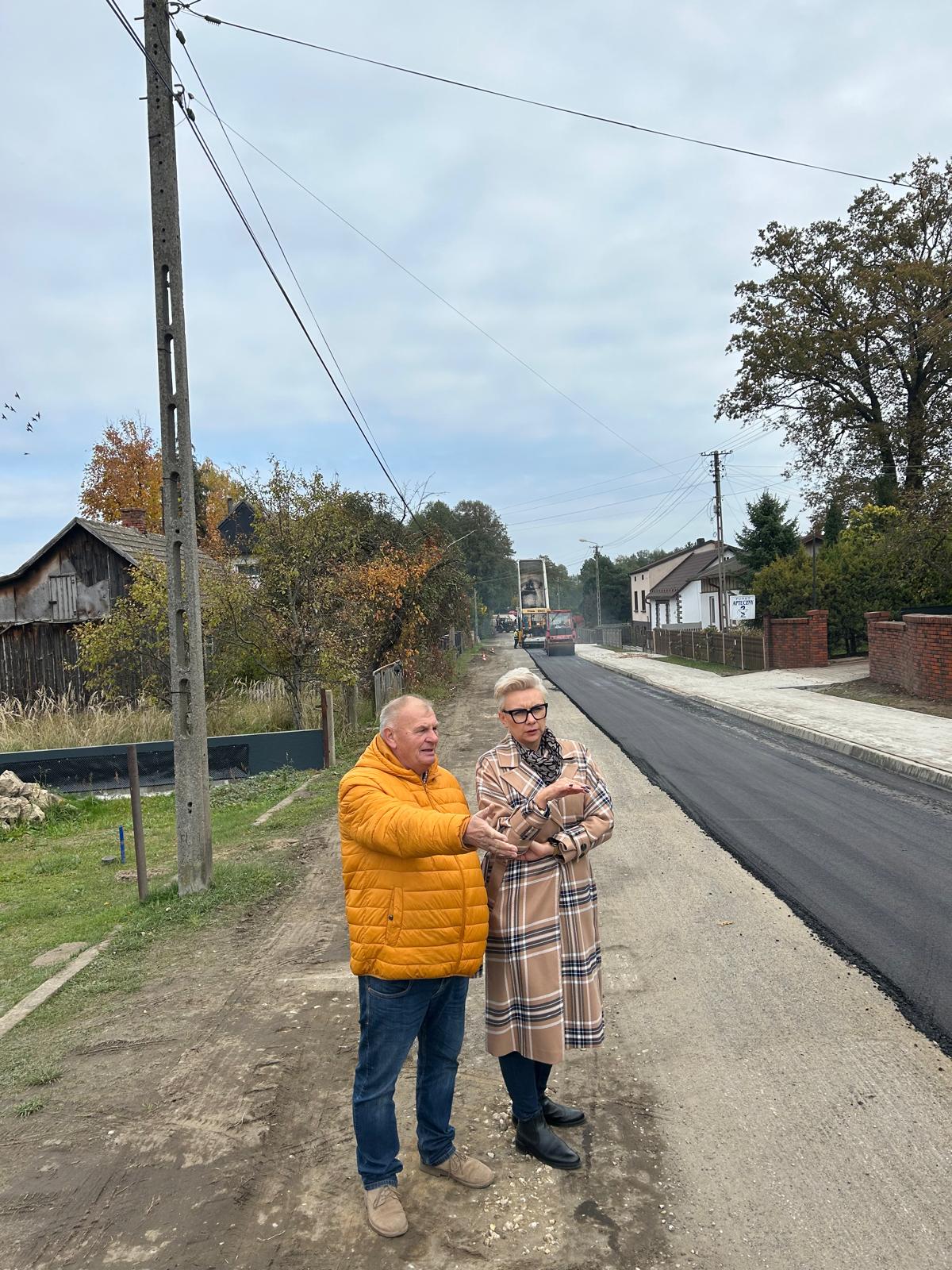 wójt i kierownik budowy na remontowanej drodze