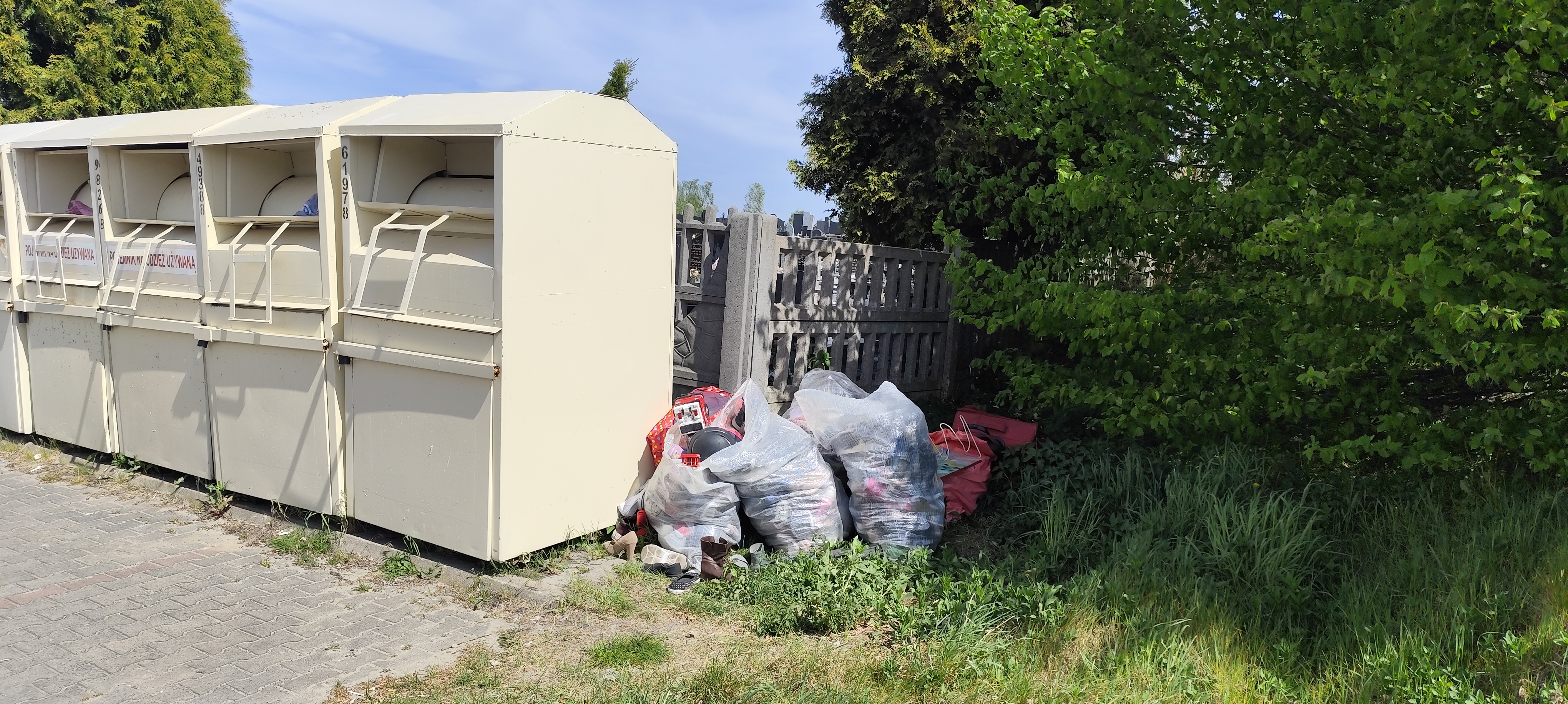 Kontener przy kt&oacute;rym ustawiono worki z ubraniami ujęcie 4