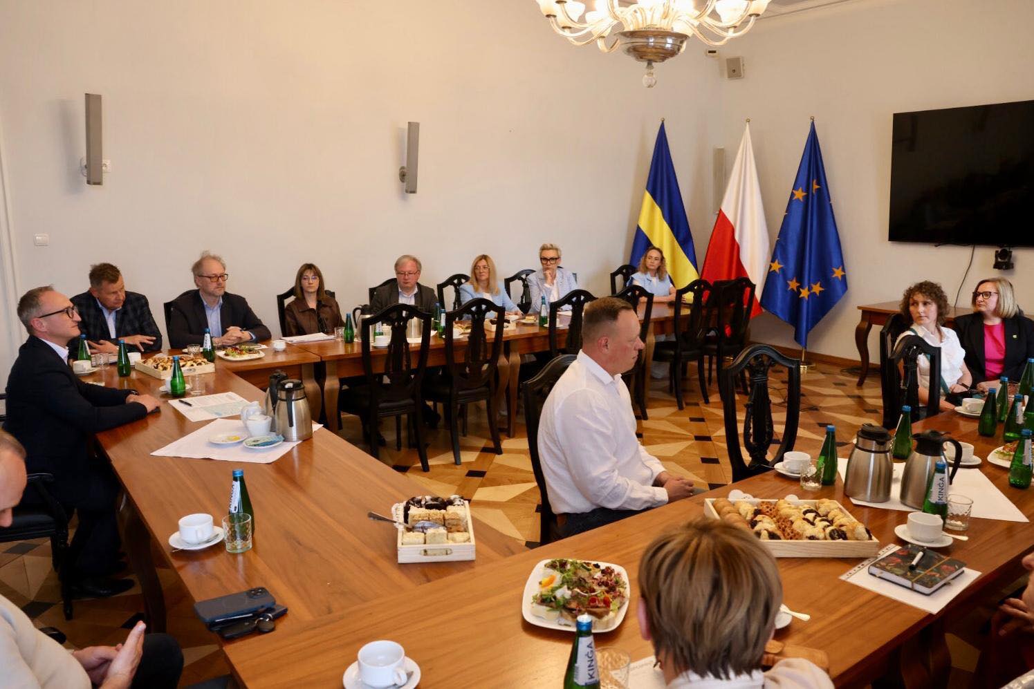 Spotkanie w urzędzie marszałkowskim uczestnicy podczas rozm&oacute;w 